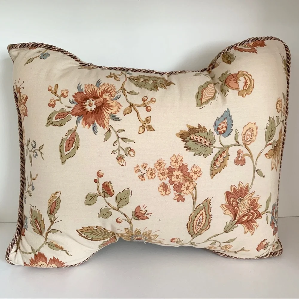 Floral cushion rope trim